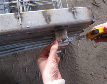 護(hù)欄網(wǎng)邊耳測量