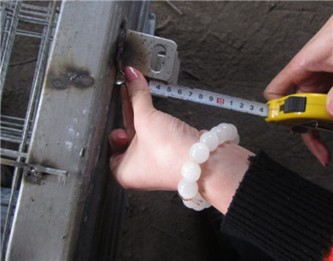 護(hù)欄網(wǎng)邊耳測量